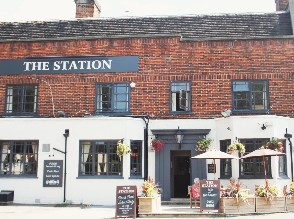 מלון West Byfleet The Station מראה חיצוני תמונה